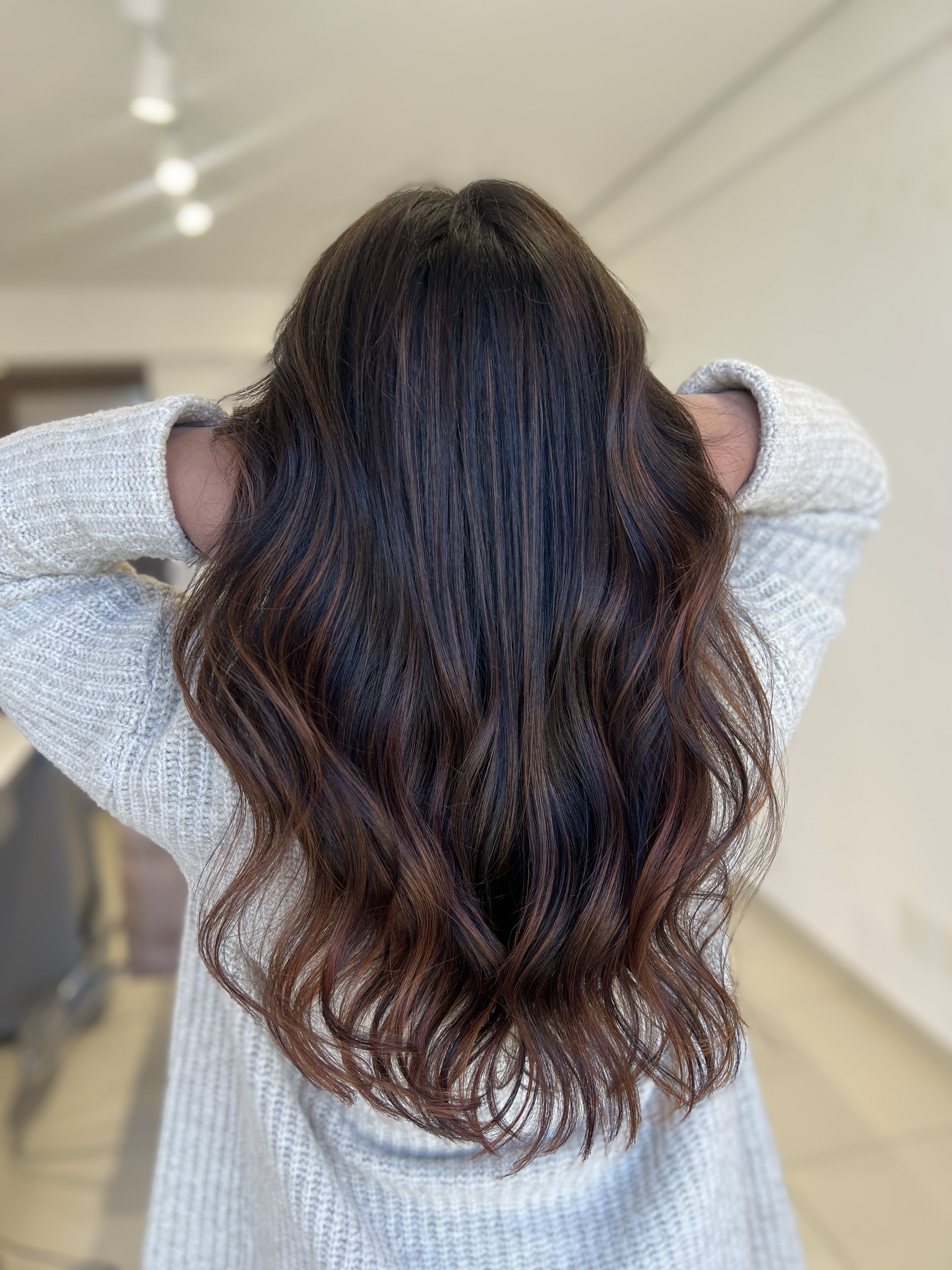 Morena iluminada, mechas, cabelo ao vento